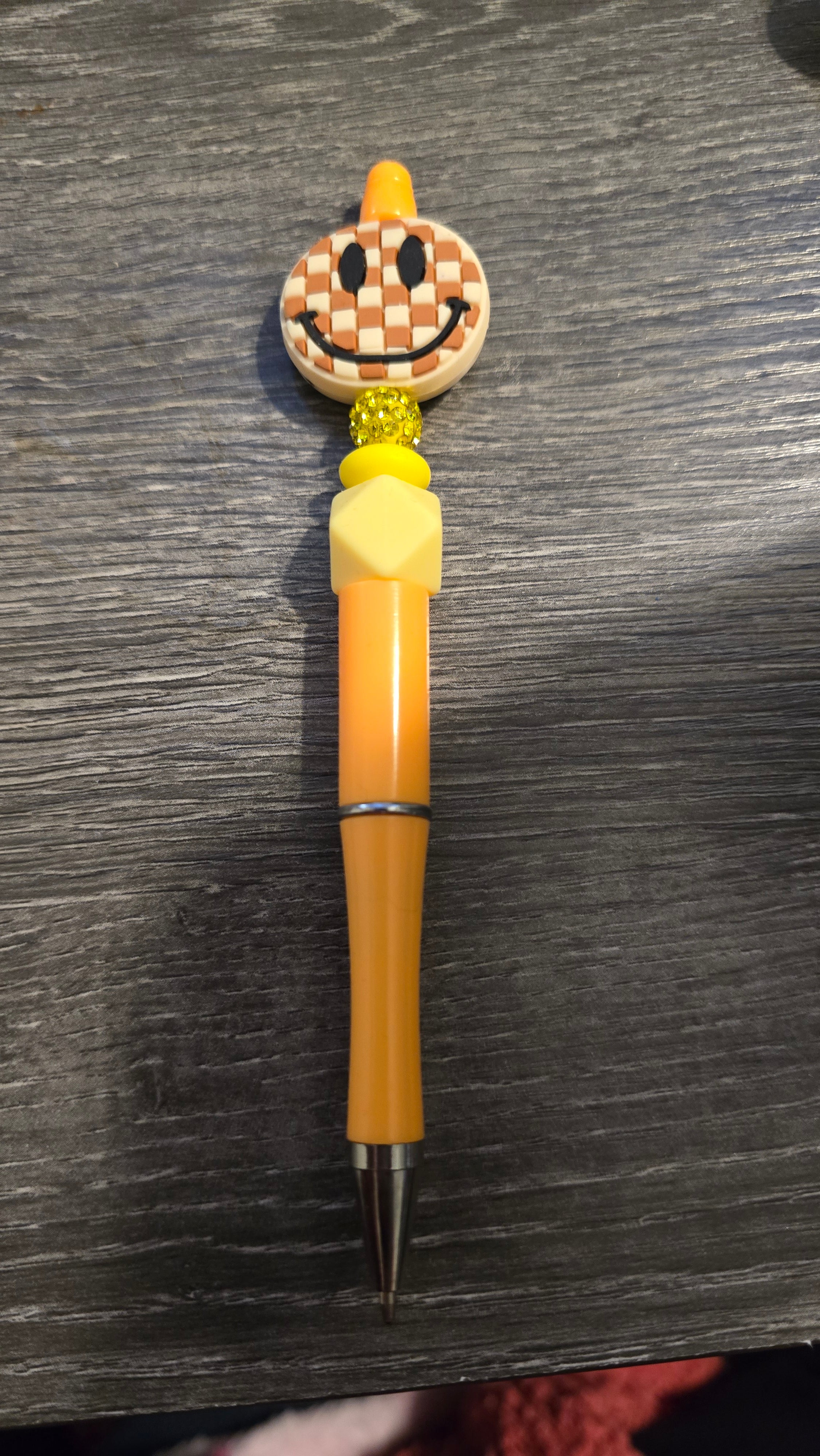 Smiley yellow pen